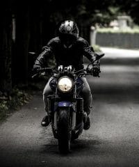 dirigindo moto