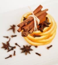 Banho com canela e açúcar para felicidade e bem estar