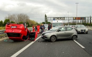 Sonhar com muitos carros batendo com muita força