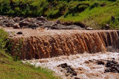 O que significa sonhar com água barrenta?