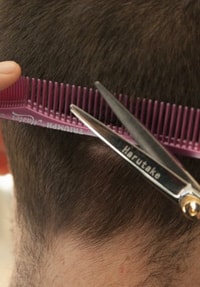 cortando o cabelo no salão de beleza