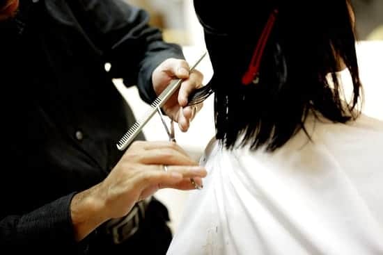 O que significa sonhar cortando o cabelo