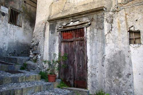 O que significa sonhar com casa caindo